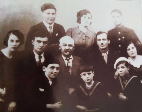 Семья Кассанелли. Анджолина Кассонелли — справа в нижнем ряду, в белом берете. Источник: книга Д. Джакетти-Бойко Итальянцы Крыма. Истории и судьбы.
Семья Кассанелли. Анджолина Кассонелли — справа в нижнем ряду, в белом берете. Источник: книга Д. Джакетти-Бойко Итальянцы Крыма. Истории и судьбы.