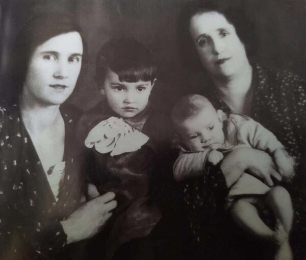 Паулина Еванджелиста с матерью и детьми. Сын Олег депортацию не переживет, останется одна дочка… Источник: книга Д. Джакетти-Бойко Итальянцы Крыма. Истории и судьбы.
Паулина Еванджелиста с матерью и детьми. Сын Олег депортацию не переживет, останется одна дочка… Источник: книга Д. Джакетти-Бойко Итальянцы Крыма. Истории и судьбы.