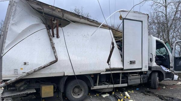 В Алуште грузовик врезался в отбойник: водитель погиб. 29.01.2023