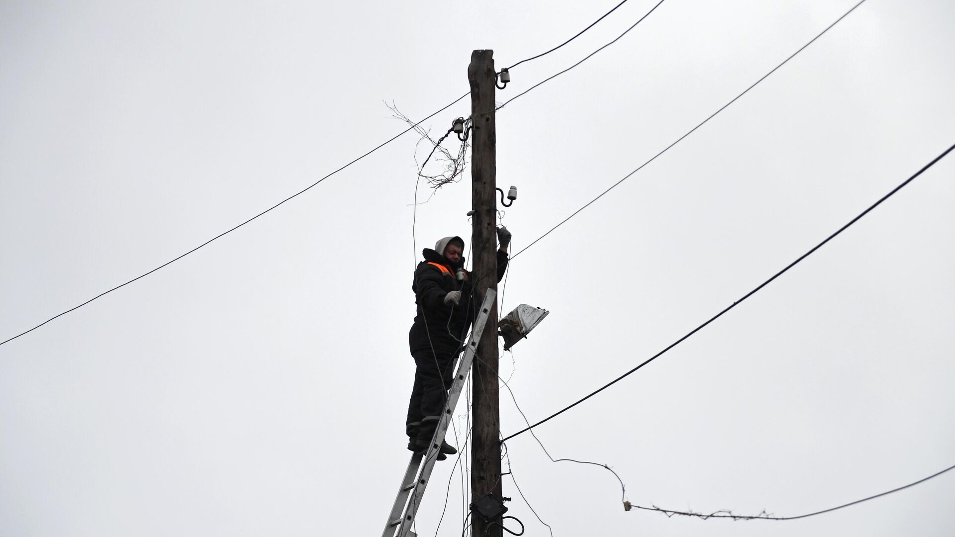 Электрик восстанавливает линию электропередачи после обстрела со стороны украинских войск  - РИА Новости, 1920, 09.10.2023