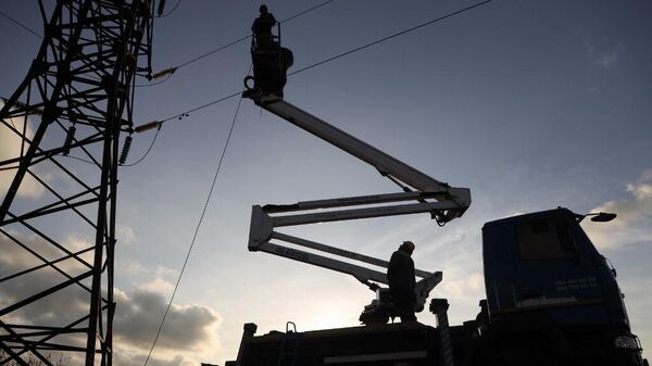 Рабочие ремонтируют высоковольтные линии электропередачи под Одессой