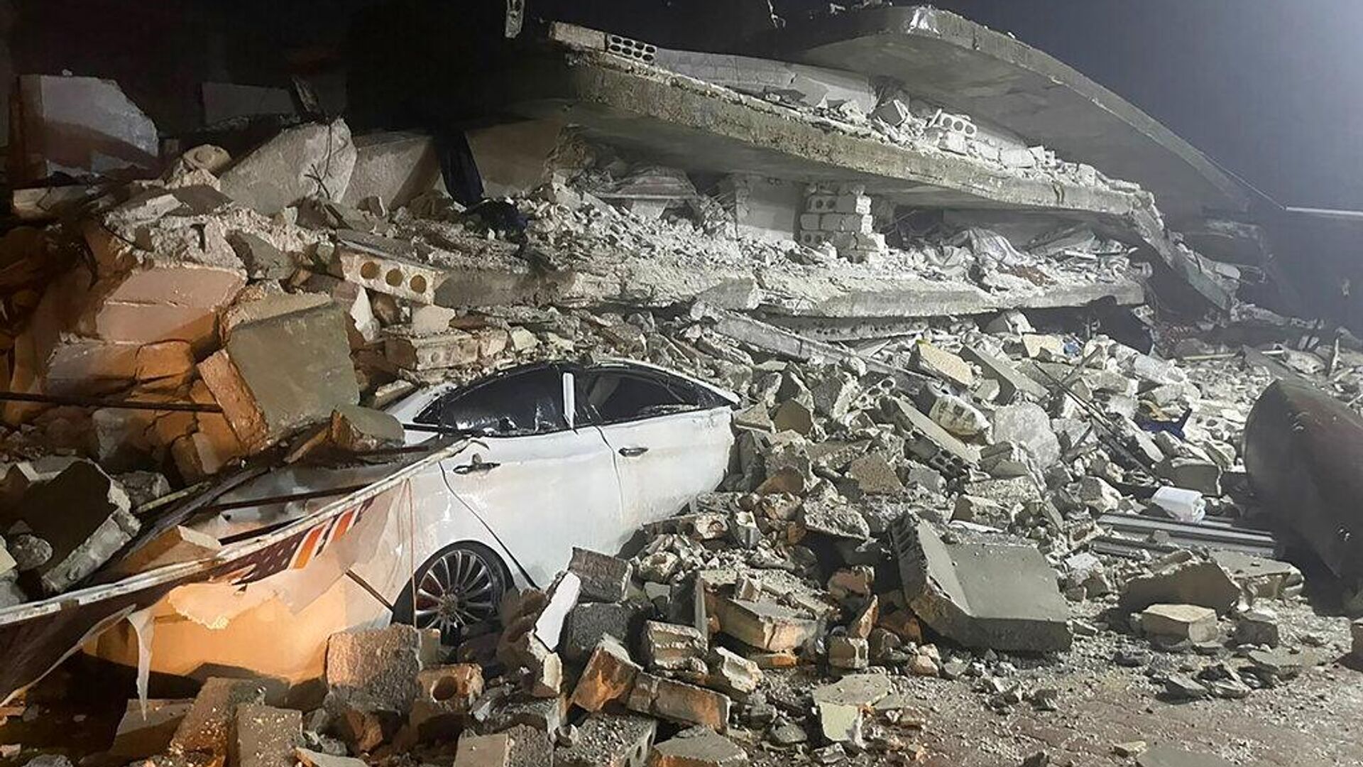 Автомобиль под обломками рухнувшего здания в городе Азмарин, провинция Идлиб, северная Сирия - РИА Новости, 1920, 06.02.2023