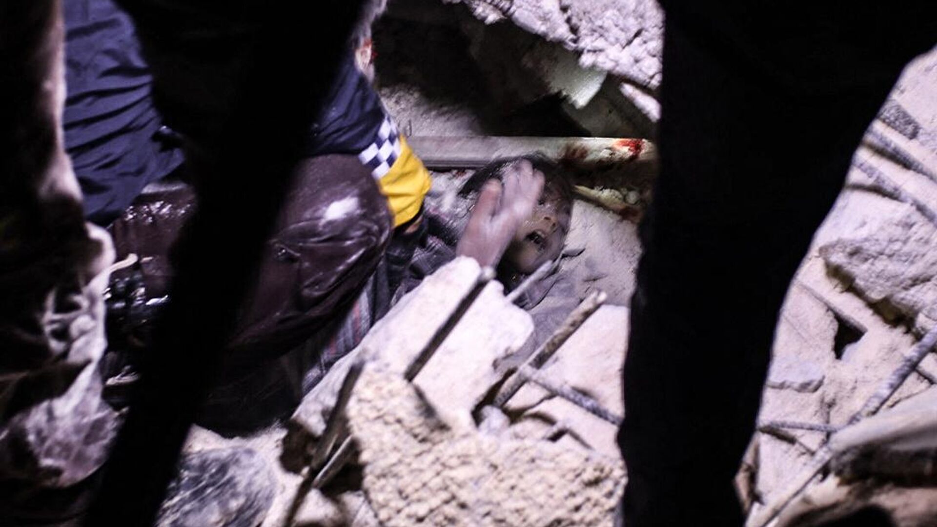 Спасение ребенка из-под завалов после землетрясения в сирийском Азазе   - РИА Новости, 1920, 06.02.2023