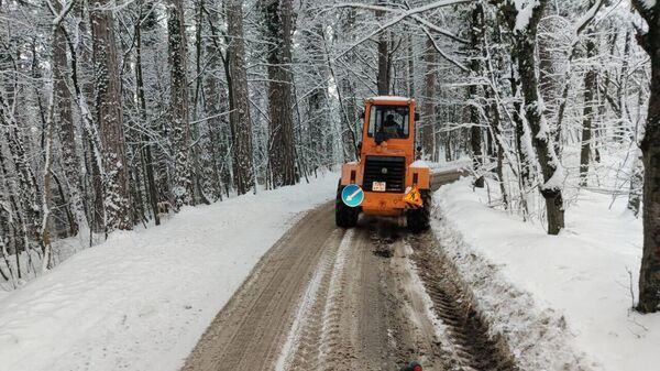 Расчистка снега на дорогах Крыма