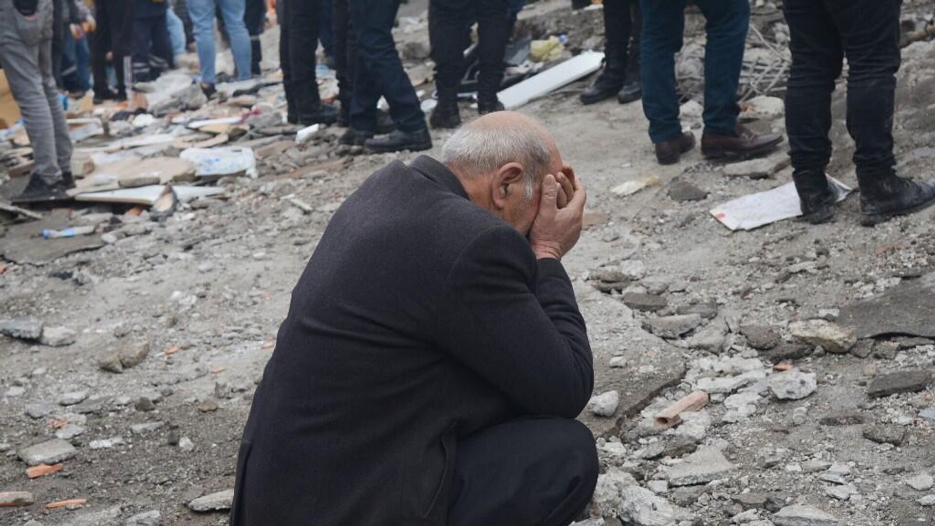 Мужчина на месте завалов в турецком Диярбакыре. Землетрясение магнитудой 7,8 произошло на юго-востоке Турции 6.02.2023 - РИА Новости, 1920, 06.02.2023