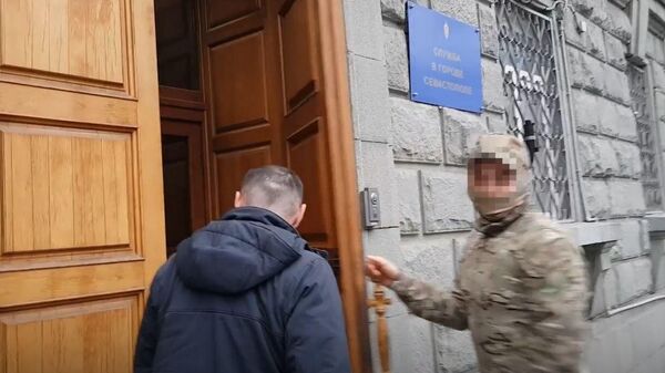 ФСБ: в Крыму подрядчики получили тюремные  сроки за хищение 9 млн рублей у водоканала ЮБК. Скриншот  оперативного видео
