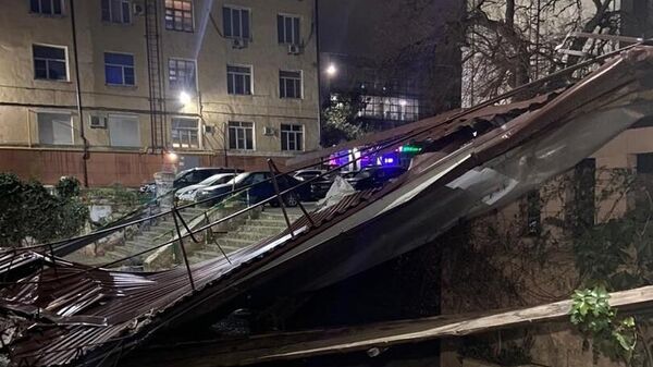 В Новороссийске сильный ветер сорвал крышу пятиэтажного дома