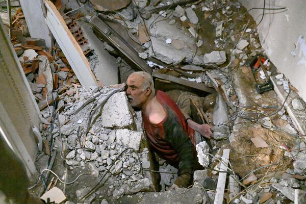 Мужчина под завалами в ожидании спасения в турецком иле Хатай