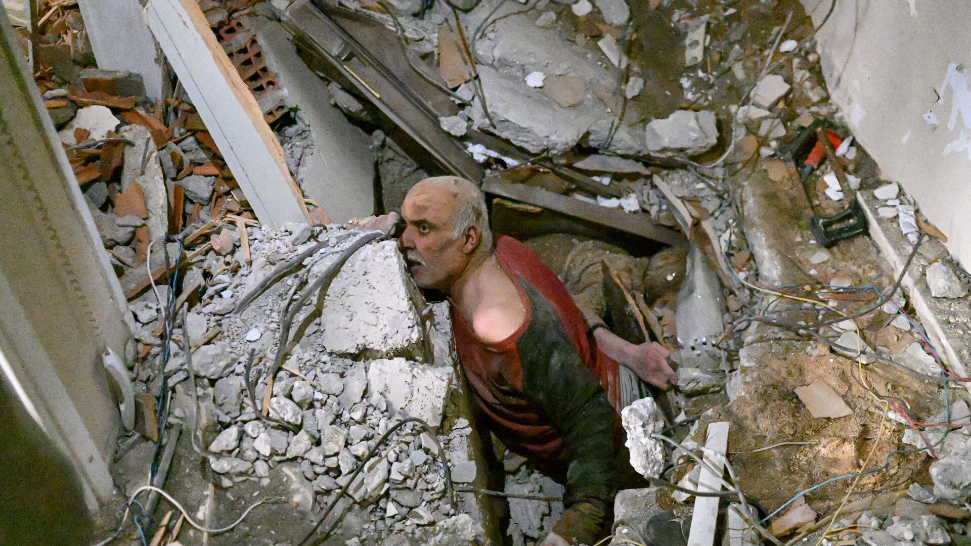 Мужчина под завалами в ожидании спасения в турецком иле Хатай - РИА Новости, 1920, 08.02.2023