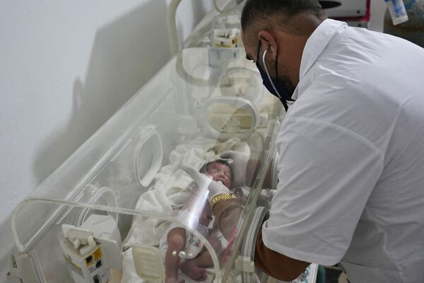 Спасенный новорожденный ребенок в сирийском городе Африн 