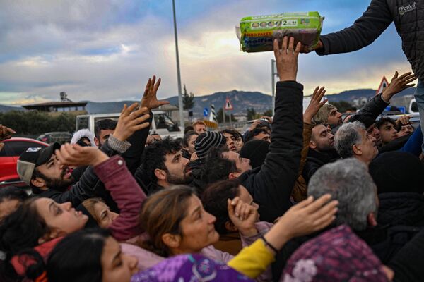 Раздача гуманитарной помощи в турецком городе Хатай 
