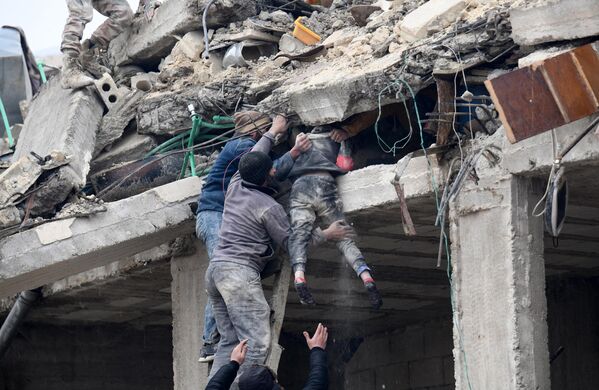 Спасение ребенка в пострадавшем в результате землетрясения сирийском городе Джандарис