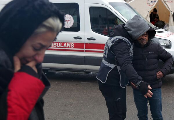 Люди на улице пострадавшего в результате землетрясения турецкого города Диярбакыр