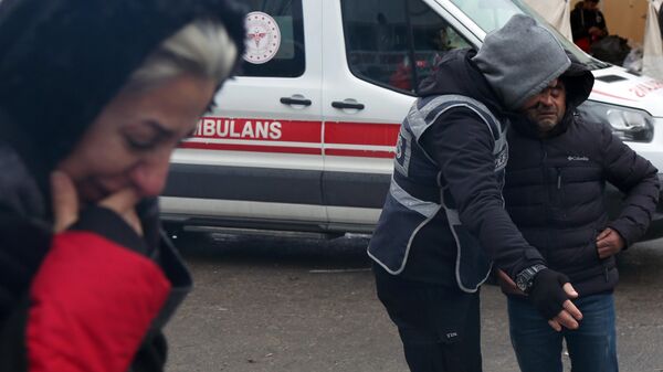 Люди на улице пострадавшего в результате землетрясения турецкого города Диярбакыр