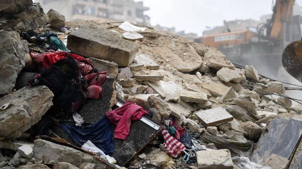 Личные вещи жителей дома, разрушенного в результате землетрясения в сирийском Алеппо