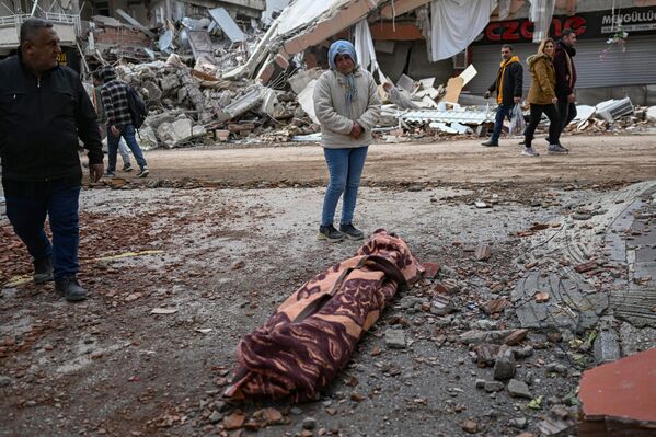 Люди на улице пострадавшего в результате землетрясения турецкого города Хатай