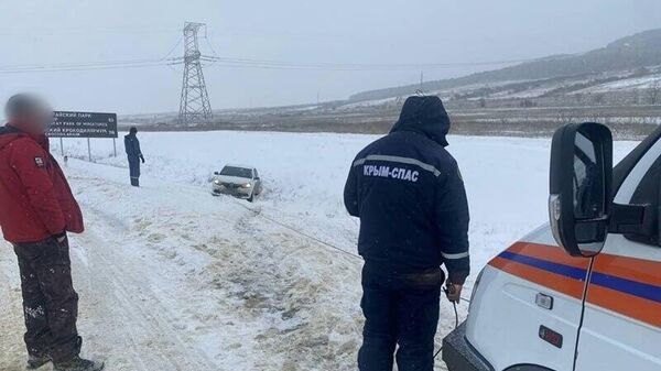 Работа МЧС на заснеженных дорогах Крыма