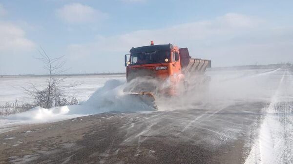 Техника расчищает от снега дороги в Крыму
