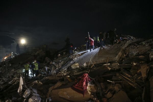Спасатели обыскивают обломки рухнувшего здания в Адиямане