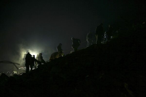 Спасатели обыскивают обломки рухнувшего здания в Адиямане 