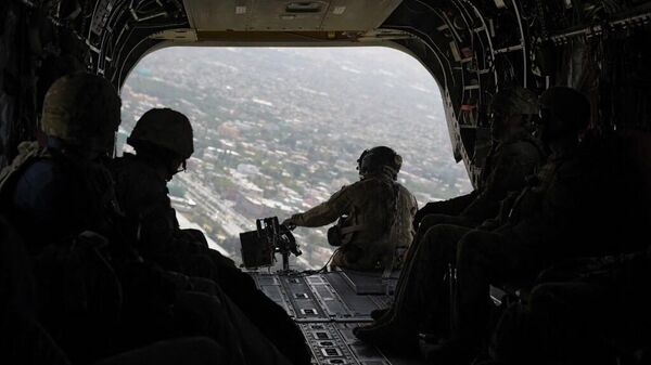 Американский солдат сидит в вертолете Chinook