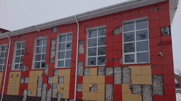 Посеченный осколками фасад школы в селе Красное Белгородской области после обстрела ВСУ