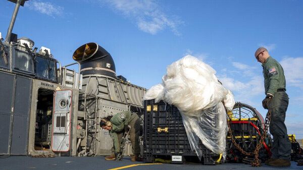 В США военные работают со сбитым аэростатом в Атлантическом океане