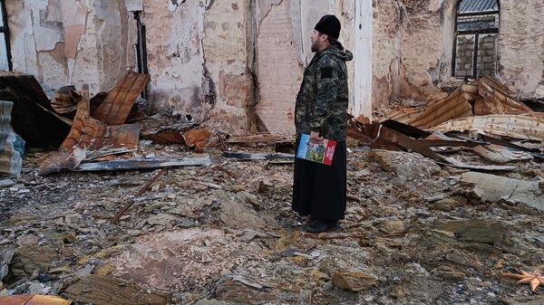 Отец Дмитрий Кротков в одном из разрушенных ВСУ храмов