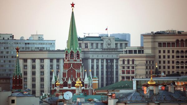 Башни Московского Кремля и здание Государственной Думы РФ