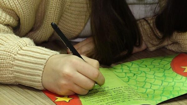 Школьники из Симферополя пишут бойцам открытки со словами поздравлений к 23 февраля