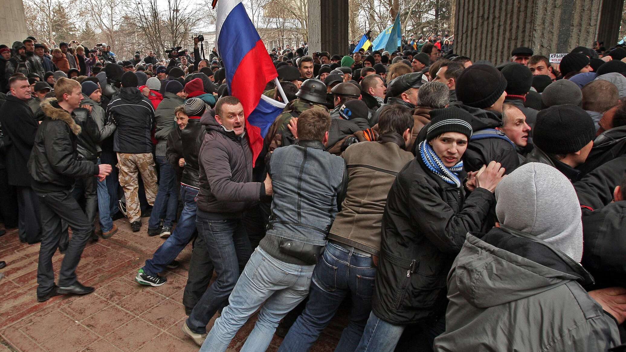 Майдан в крыму. Митинг 26 февраля 2014 Симферополь. Хронология Крымской весны 2014. Верховная рада Крыма 2014. Видео переворота Украины у здания рады в Крыму.