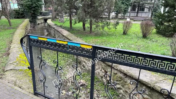 В центре Балаклавы пенсионерка раскрасила дома и объекты в парках украинской символикой 