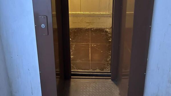 Лифт с детьми экстренно затормозил в многоэтажке Симферополя