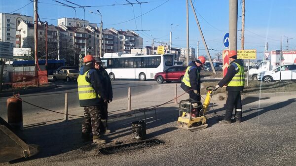 Рабочие на месте реконструкции развязки на 5-м километре Балаклавского шоссе в Севастополе