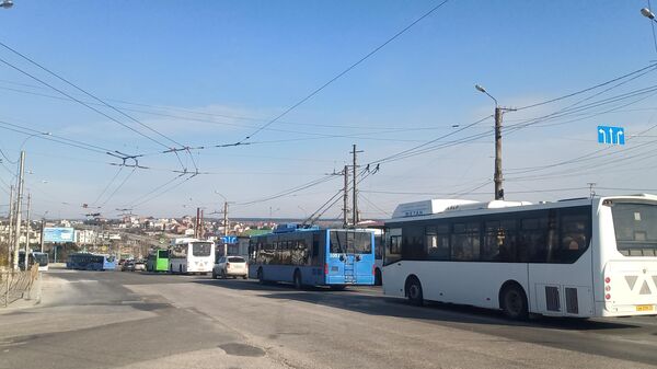 Общественный транспорт на развязке на 5-м километре Балаклавского шоссе в Севастополе