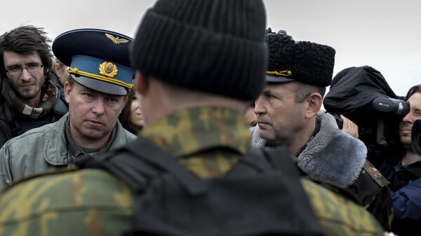 Переговоры украинских военных с представителями самообороны Севастополя на территории аэродрома Бельбек