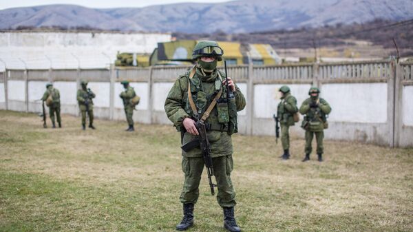 Военнослужащие у военной базы в селе Перевальное недалеко от Симферополя.