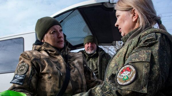Лидер движения Крымские феи Татьяна Савицкая (слева) передает гуманитарную помощь в Васильевке Запорожской области