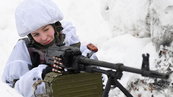 Девушка-курсантка Военной академии радиационной, химической и биологической защиты проходит боевую подготовку на учебно-тактическом поле академии в Костроме