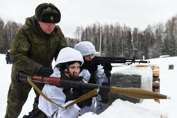 Девушки-курсантки Академии РХБЗ проходят боевую подготовку на учебно-тактическом поле академии в Костроме