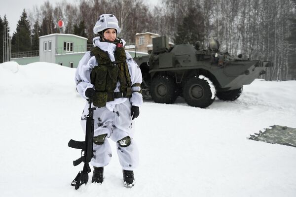 Девушка-курсантка Академии РХБЗ проходит боевую подготовку на учебно-тактическом поле академии в Костроме