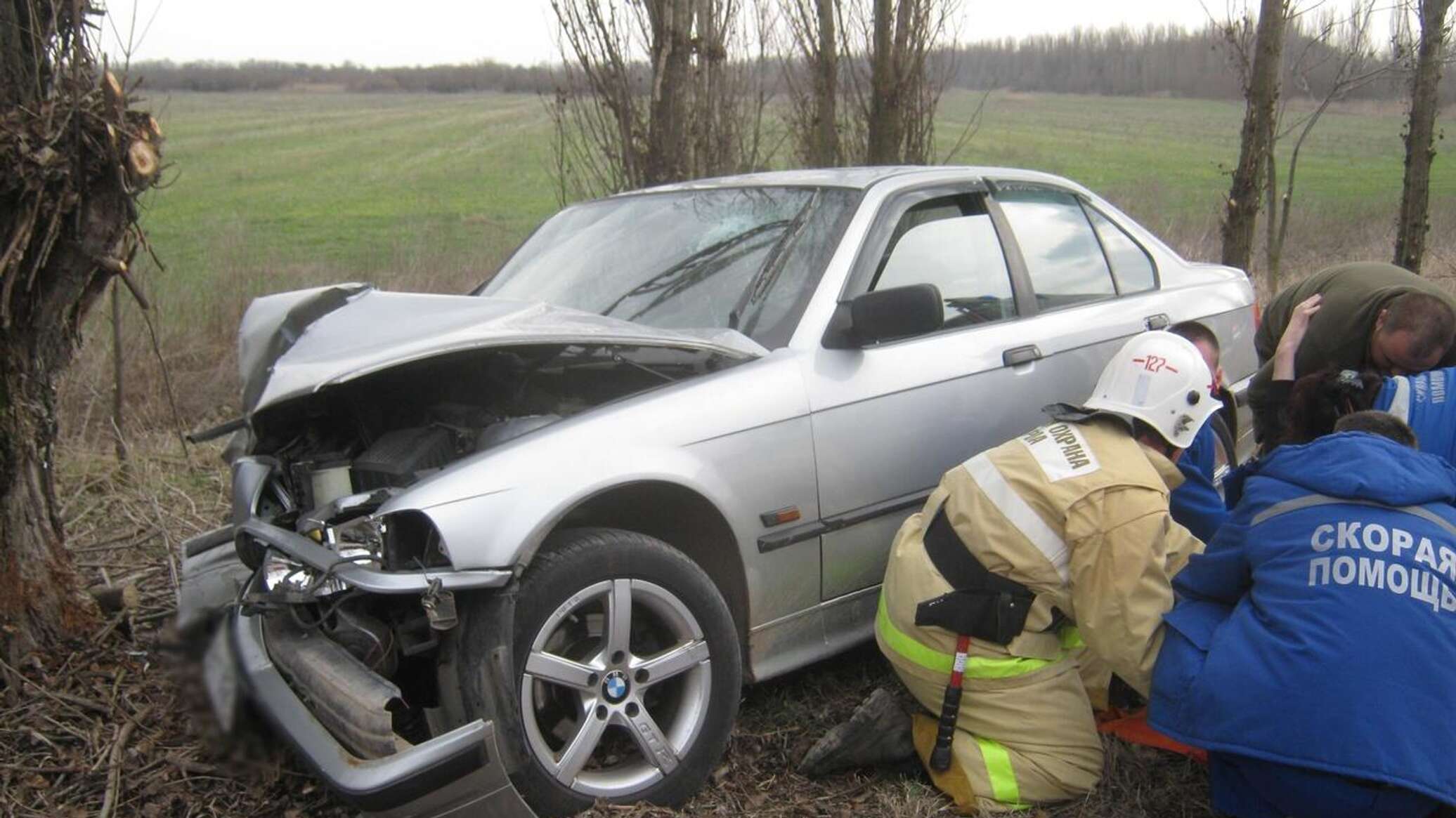 В Крыму BMW слетел с дороги и врезался в дерево – водитель в больнице - РИА  Новости Крым, 07.03.2023