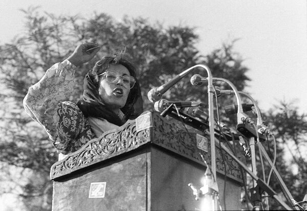 Лидер Пакистанской народной партии (ПНП) Беназир Бхутто произносит речь 18 апреля 1986 года
