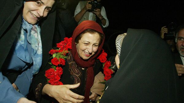 Встреча иранской правозащитницы и лауреата Нобелевской премии мира Ширин Эбади в аэропорту Тегерана, октябрь 2003 года