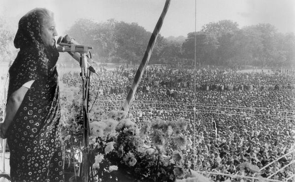 Премьер-министр Индии Индира Ганди обращается к толпе студентов в Нью-Дели, декабрь 1971 года