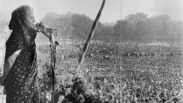 Премьер-министр Индии Индира Ганди обращается к толпе студентов в Нью-Дели, декабрь 1971 года