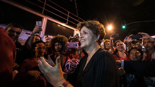 Экс-президент Бразилии Дилма Руссефф приветствует сторонников бывшего президента Луиса Инасио Лула да Силва, апрель 2018 год