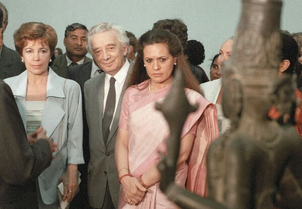 Раиса Горбачева (слева) и Соня Ганди (справа) рассматривают древнюю скульптуру во время посещения выставки в Москве