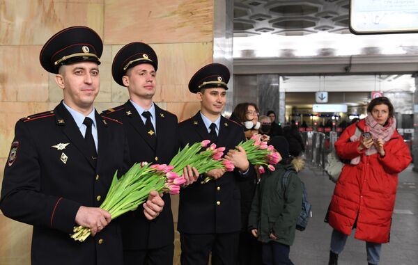 Сотрудники УВД на Московском метрополитене поздравляют женщин с наступающим 8 марта