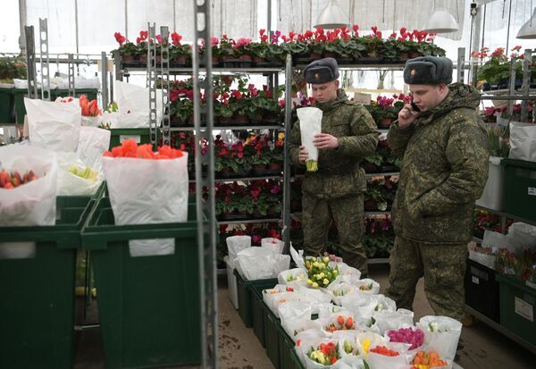 Военнослужащие покупают цветы к 8 марта 